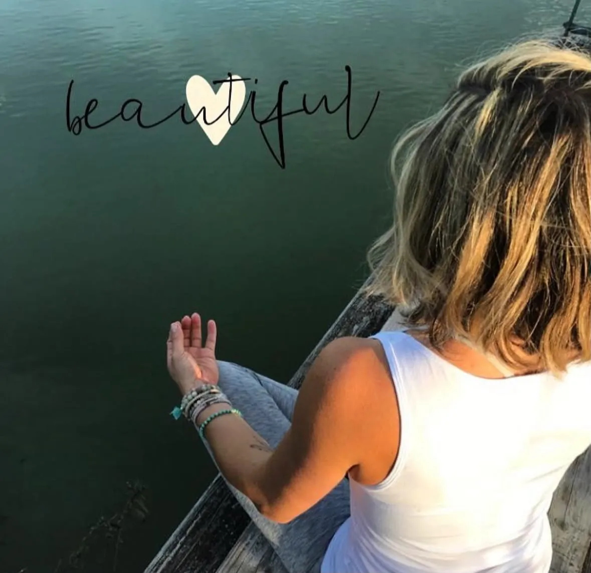 Nadine bei einer Meditation am Wasser